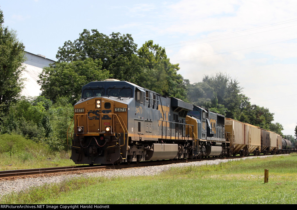 CSX 5471 leads train Q439-20 towards Hamlet